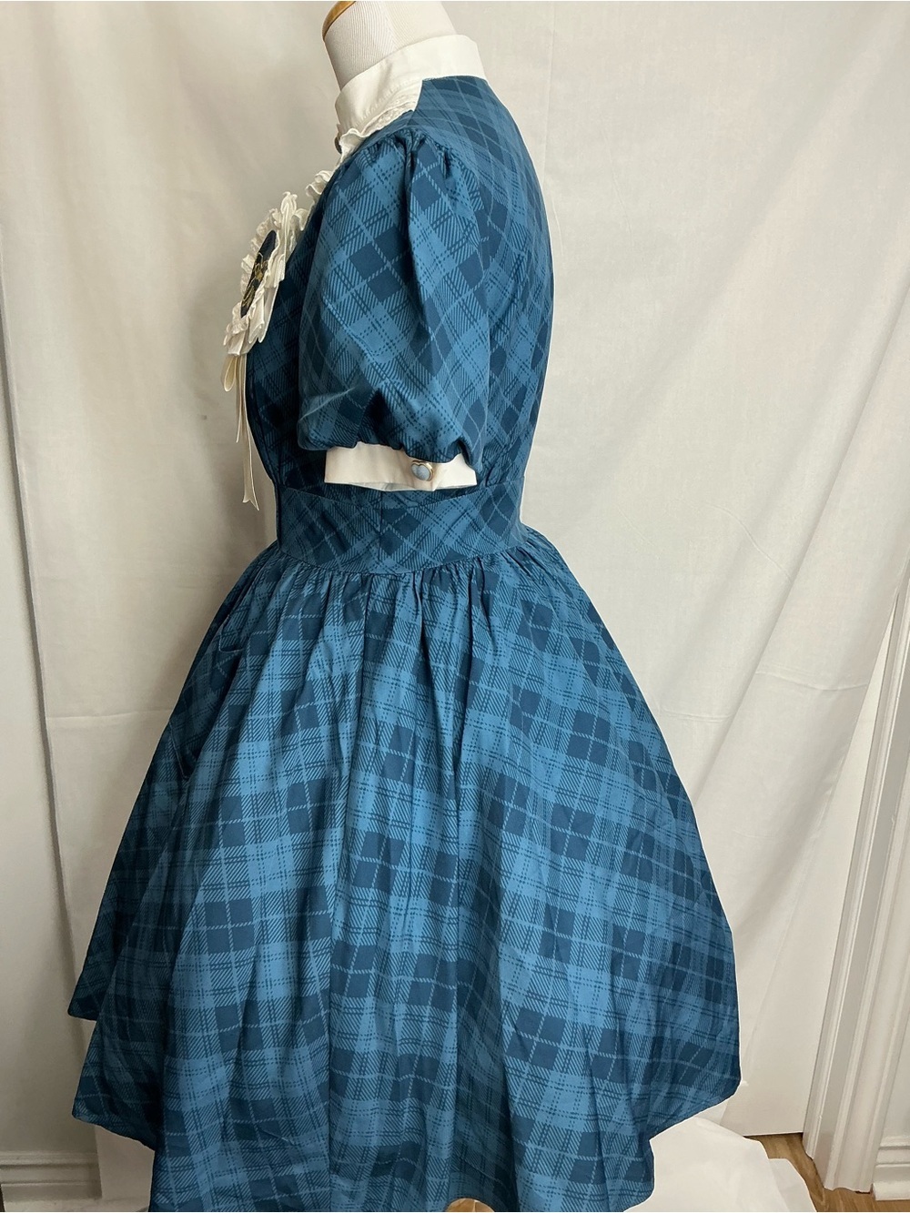 2186 - Blue Plaid Vintage Dress with White Lace Collar (Crinoline Not included) - Picture 5 of 12